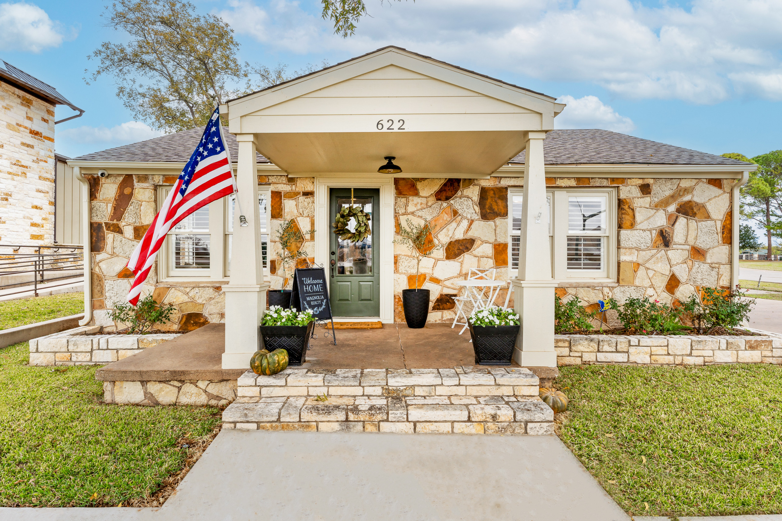 Front view of Magnolia Realty Granbury Office